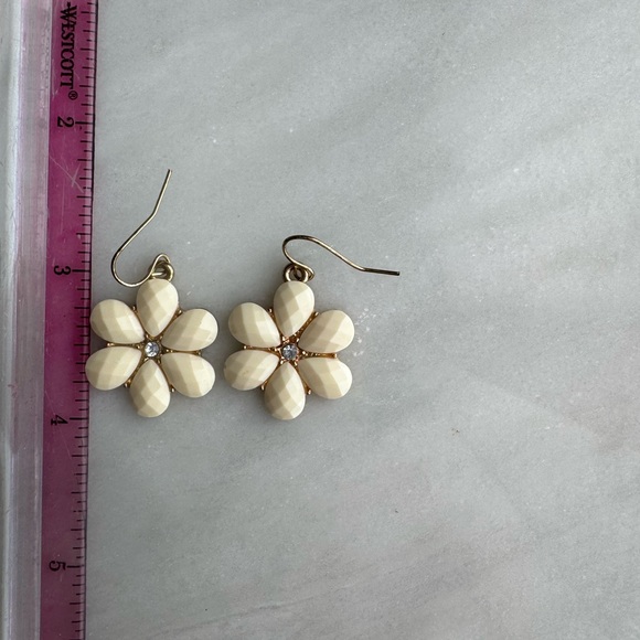 Elegant Cream Flower Earrings - Picture 2 of 2